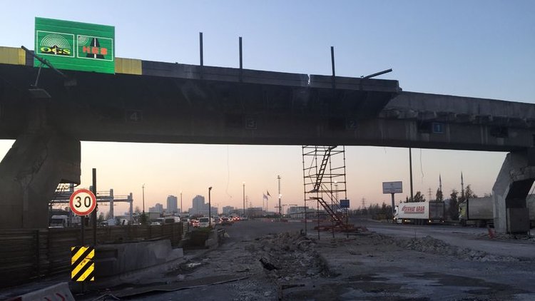 Mahmutbey'de gişeler sökülüyor