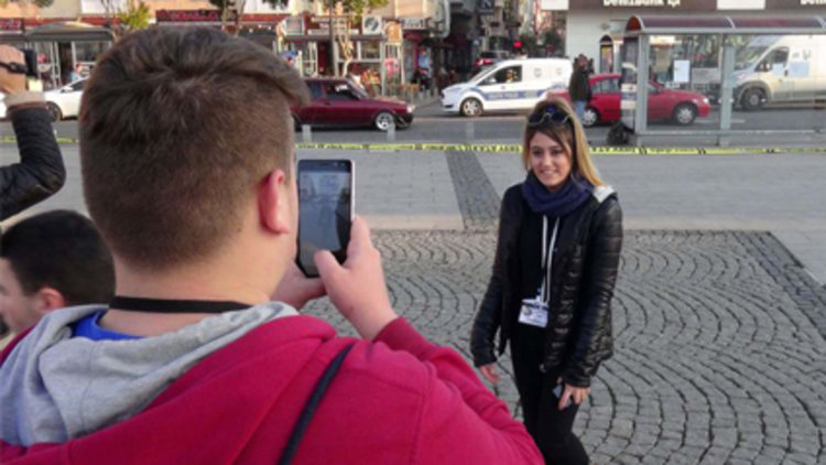 Çanakkale'de şüpheli çanta ile hatıra fotoğrafı çektirdiler