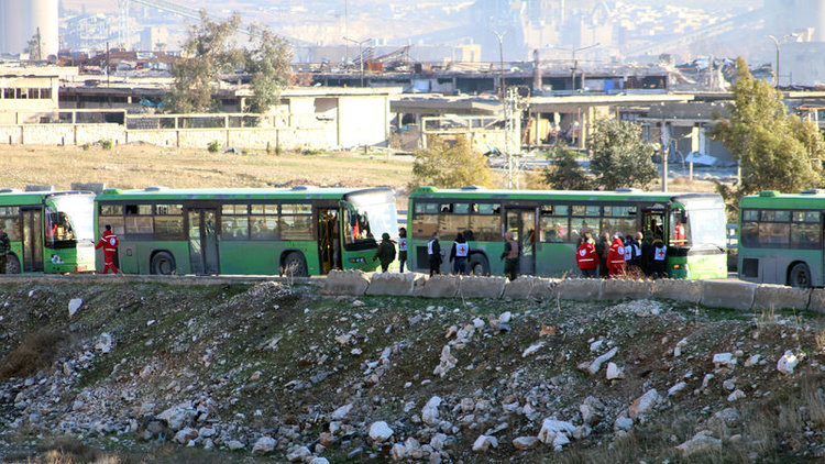 Doğu Halep'ten çıkan tahliye konvoyu batı Halep kırsalına ulaştı