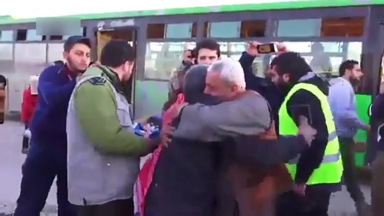 Halep'ten tahliye edilen siviller böyle sevindi