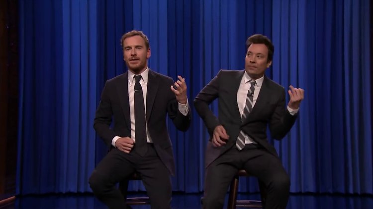 Hayali gitarla şov yaptılar!