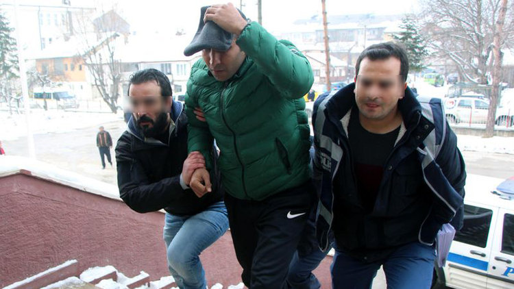 Öğretmeni linç etmek istediler