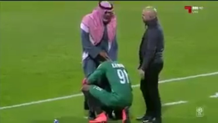 Futbolcuyu babası sakinleştirdi