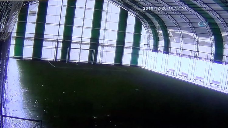 Karın ağırlığına dayanamayan halı saha çatısı böyle çöktü