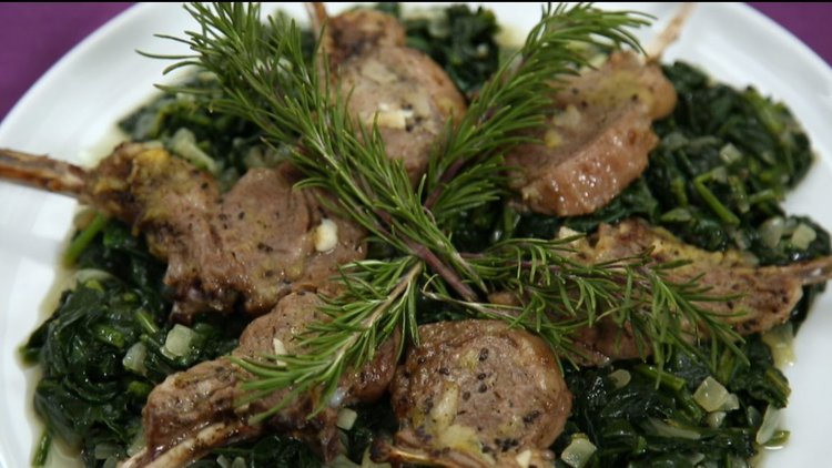 33 saniyede Ispanak Yatağında Kivi Soslu Kuzu Pirzola Tarifi