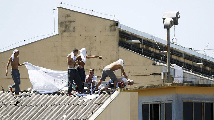 Cezaevinde isyan: 60 ölü