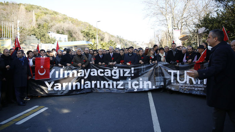 Turizmciler Reina önüne karanfil bıraktı