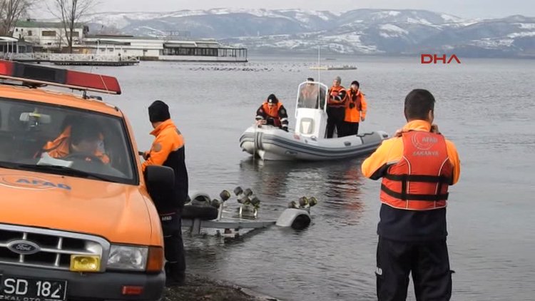 Göle sürüklenen teknesini kurtarmak isterken mahsur kaldı