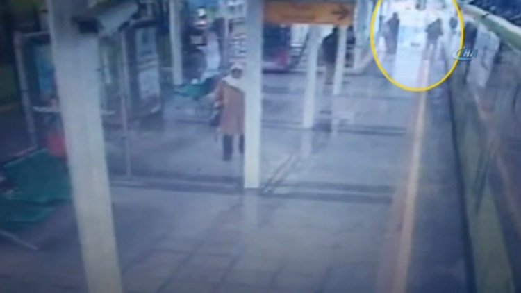 Metro raylarına böyle düştü