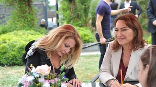 Demet Akbağ bu hafta da ilk olarak Banu Alkan, Seray Sever, Reyhan Karaca ve Bülent Serttaş’ı şakaladı!