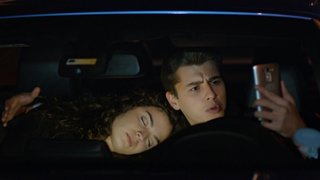 Yasemin içkiyi çok kaçırınca kendinden geçiyor, Cem ise bunu fırsata çevirerek Sarp'a bir oyun oynuyor