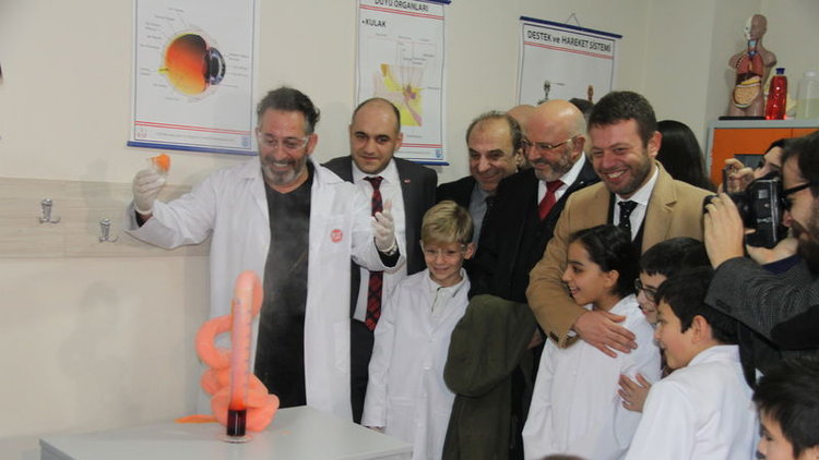 Ünlü Komedyen Cem Yılmaz, İlkokulda Fen Laboratuvarı açtı