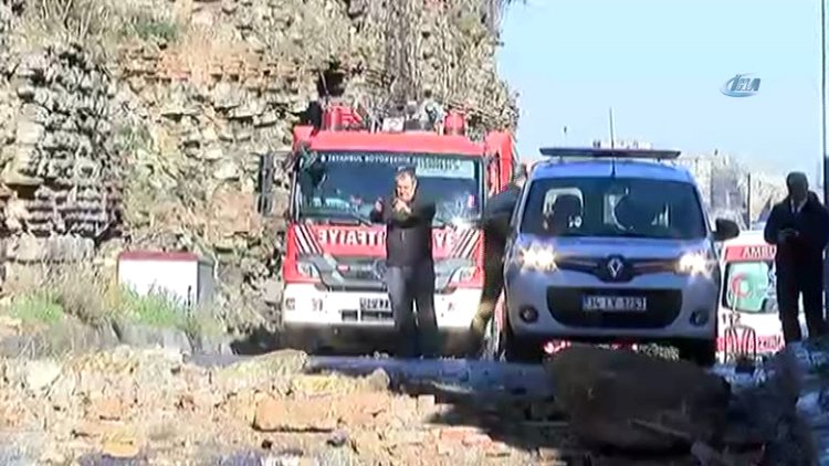 Tarihi surların bir kısmı yola çöktü