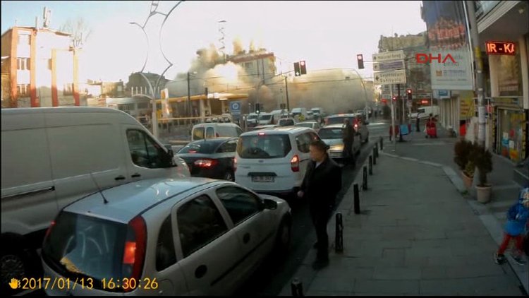 Zeytinburnu'daki bina 5 saniyede böyle çöktü