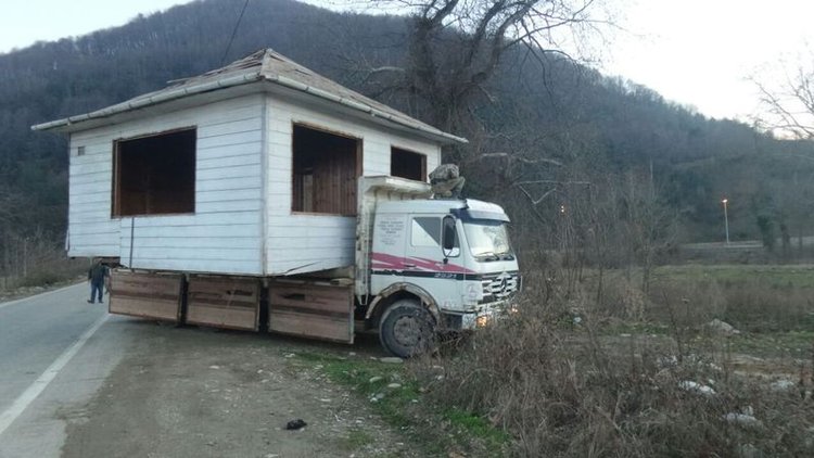 Evini kamyonla taşıdı