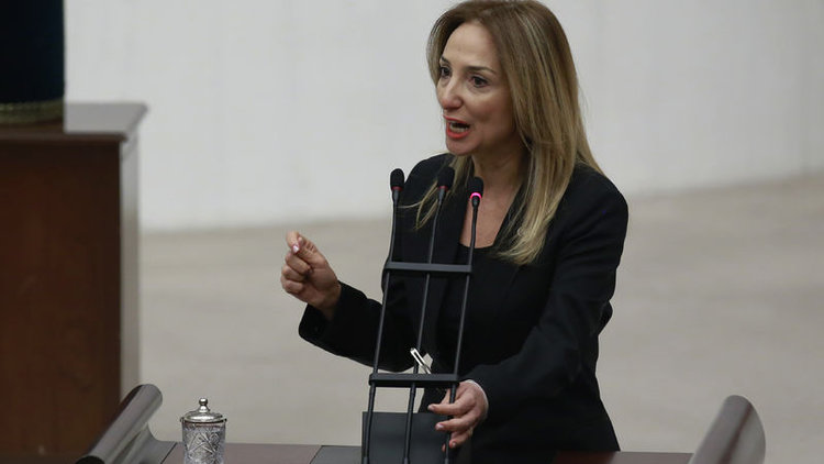Aylin Nazlıaka, kendini Meclis kürsüsünde mikrofona kelepçeledi