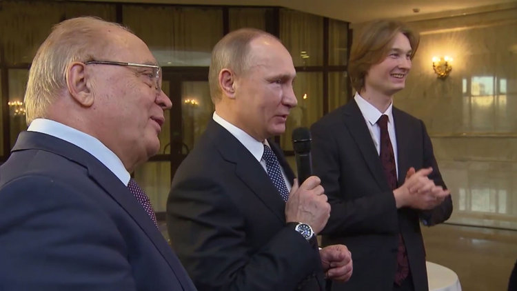 Böyle şarkı söyledi