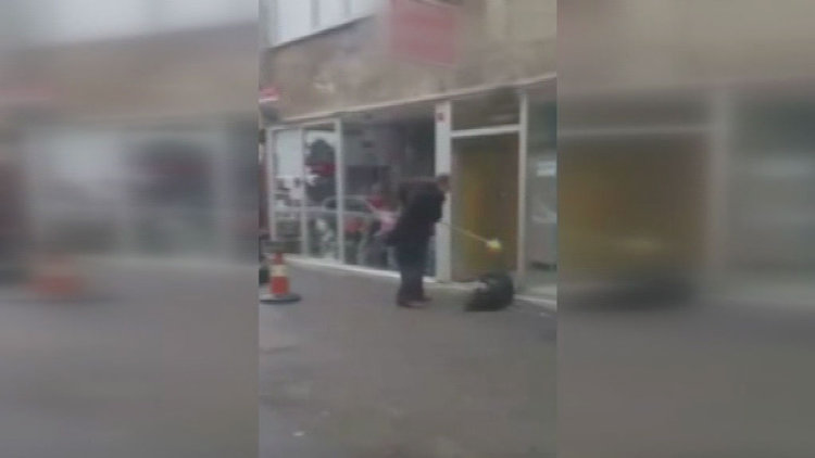 Sopayla dövdü, tepki yağıyor