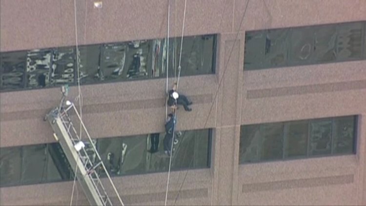 Binada asılı kaldılar