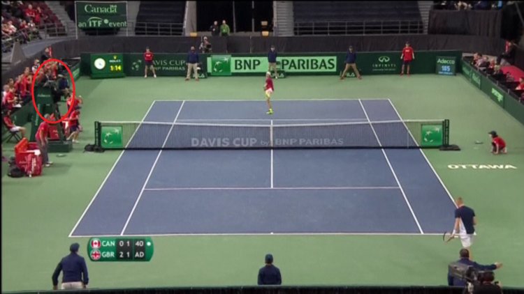 Öfkeyle hakemin gözünü şişirdi!