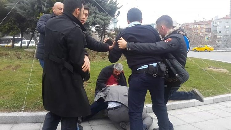 Polise yumruk attı, linç ediliyordu