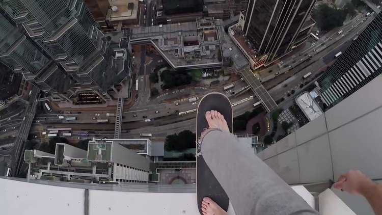 Gökdelen üzerinde kaykay şov!