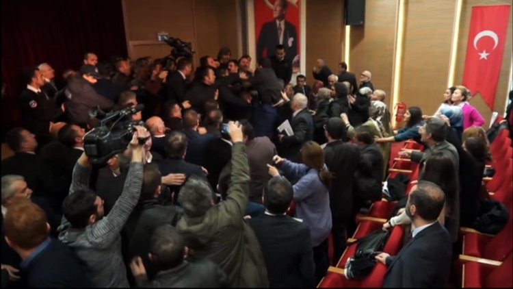 Meclis toplantısında yumruk yumruğa kavga