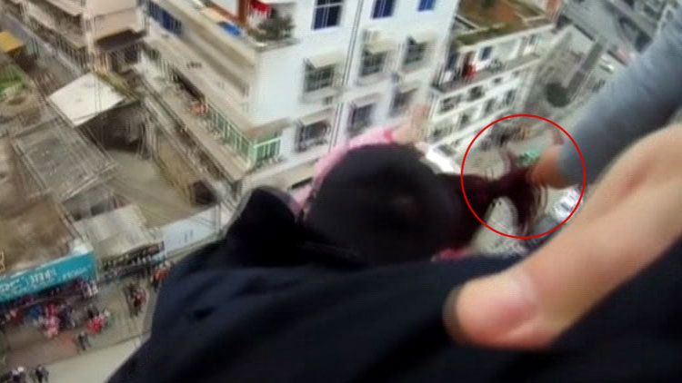 Saçlarından tutarak kurtardı