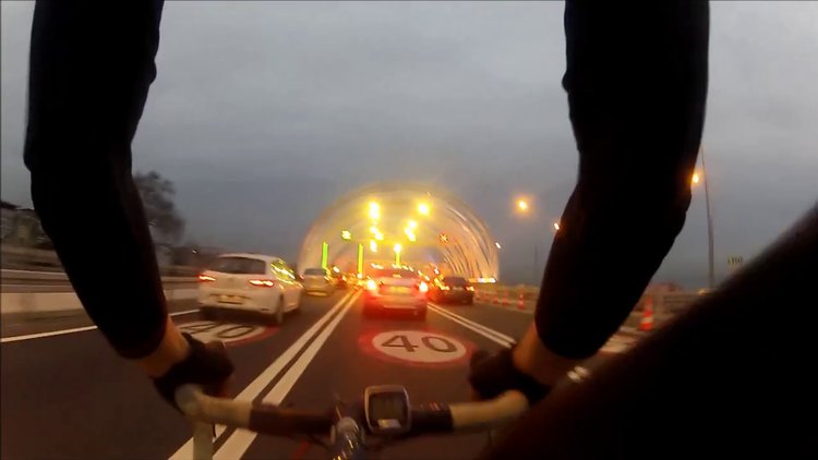 Avrasya Tüneli'ni bisikletle geçti