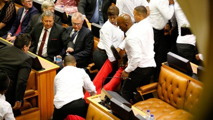 Güney Afrika parlamentosunda yumruklar havada uçuştu!