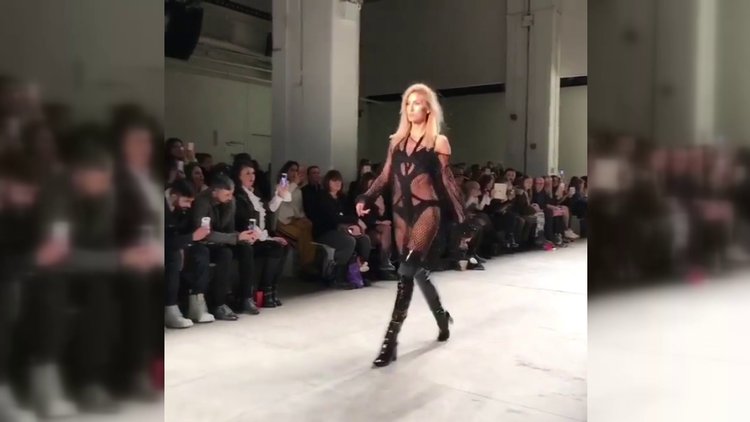 Çağla Şikel defilede boy gösterdi