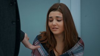 Murat hastane bahçesinde bekleyen Hayat'a evimize gidelim teklifi sunuyor ve elini uzatıyor.