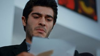 Sarsılmaz ilesinin çocuğu olmadığını öğrenen Murat, çocukluk fotoğraflarını yırtıyor