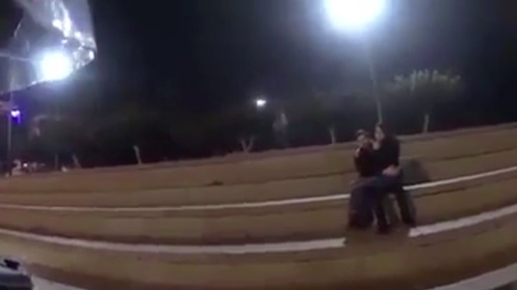 Yolda öpüşen çifti görünce bakın ne yaptı...