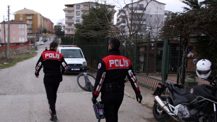 Şehrin göbeğinde güpegündüz define arayınca polise yakalandılar