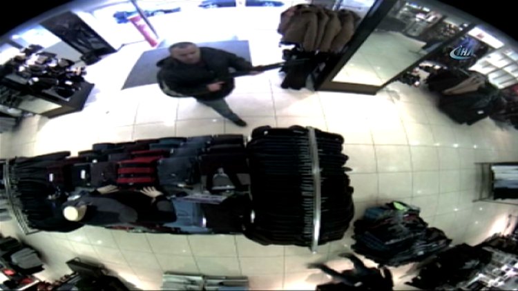 Çalışanlarla tartıştı, pompalı tüfekle mağazayı bastı