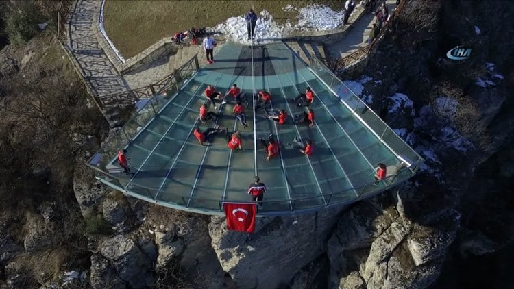 Dünyada ilk kez cam teras üzerinde voleybol oynandı