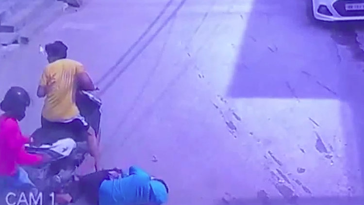 Hindistan'da sokak ortasında cinayet!