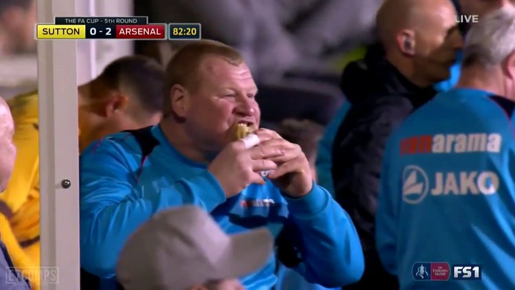 Dünya bunu konuşuyor: Kulübede yemek yedi