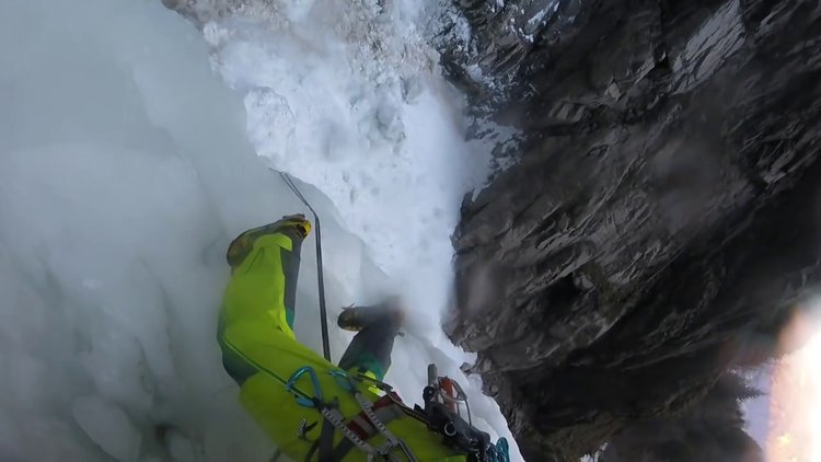 Donan şelaleye tırmanmak istedi! Ölümden döndü