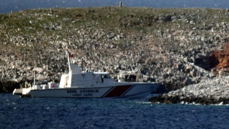 Türk askerinden Kardak'ta yakından inceleme