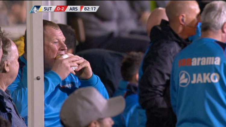 Maçta karnı acıkınca...