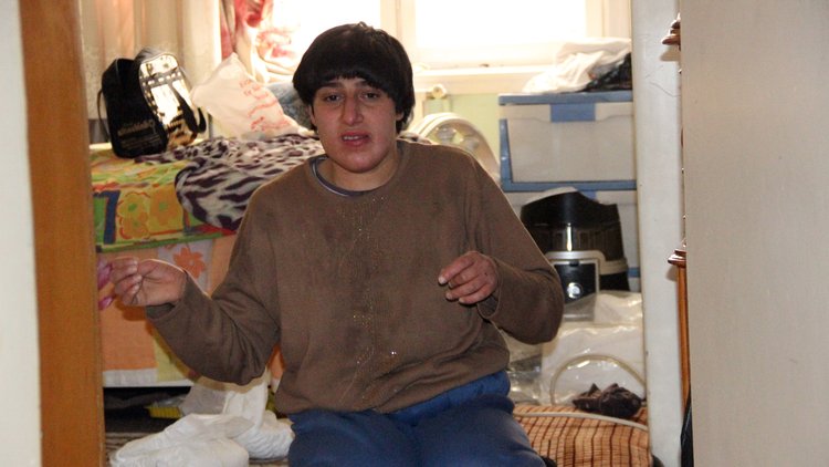 Akülü arabası çalınan engelli genç kız artık dışarıya çıkamayacak