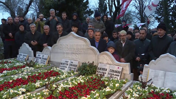 Necmettin Erbakan, kabri başında düzenlenen törenle anıldı