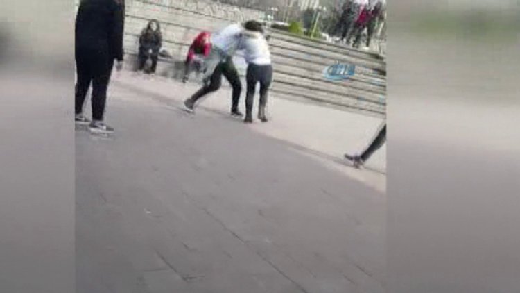 Liseli kızların kavgası kamerada