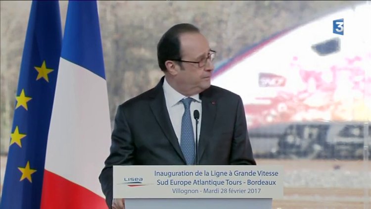 Hollande konuşurken polisin keskin nişancı tüfeği ateş aldı