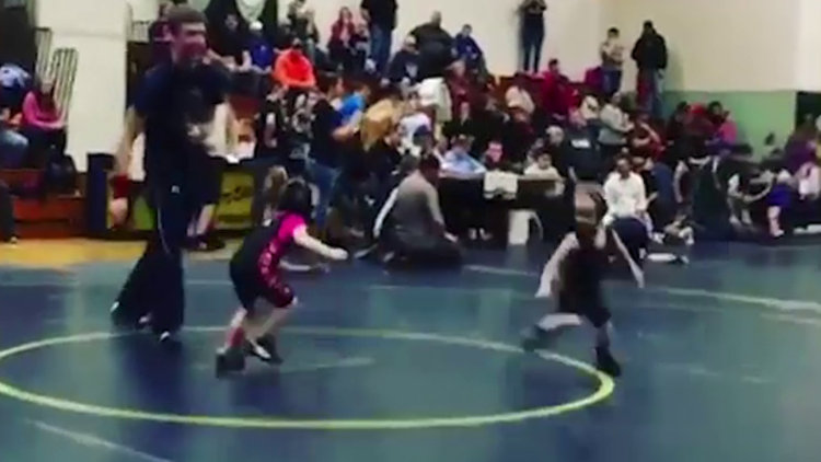 Güreşten kaçan ufaklık izleyenleri güldürdü