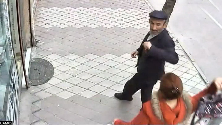 Taciz edeni çantayla dövdü