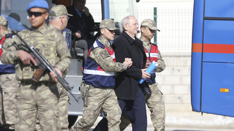 Eski 2. Ordu Komutanı Adem Huduti hakim karşısında