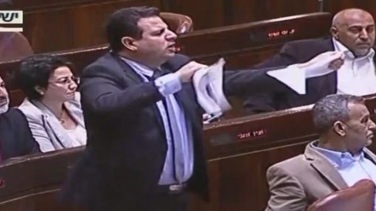 Ezanı yasaklayan taslağı yırttı!